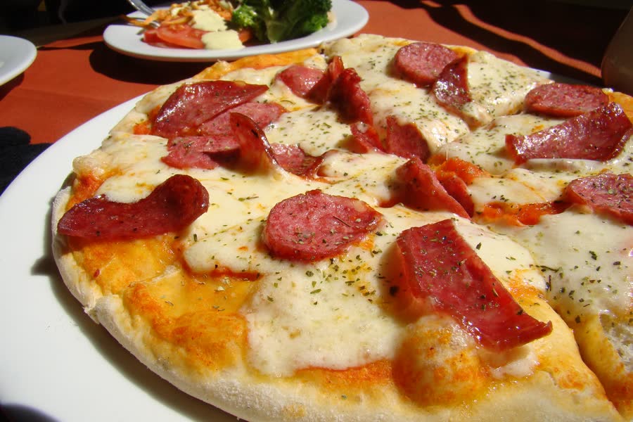 Salame com tomate e muçarela
